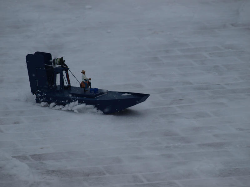 Sumpfboot im Schnee 002