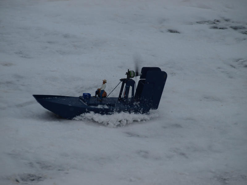 Sumpfboot im Schnee 006